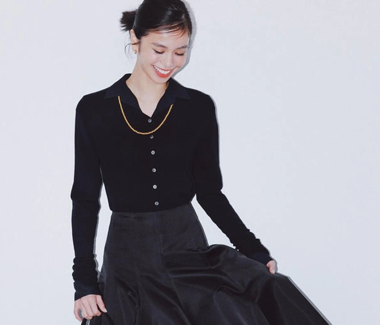 【華やかスカートコーデ】デートの日は光沢スカートでドラマチックに【BAILA今日のコーデ】