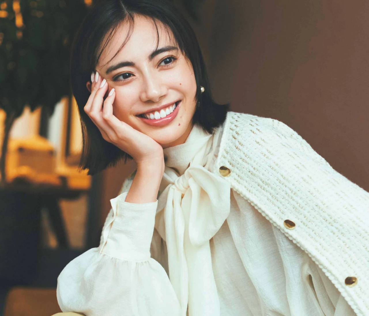 【ボウタイブラウスコーデ】予定がある日は顔映えと華やぎを同時に叶える着こなしで【BAILA今日のコーデ】