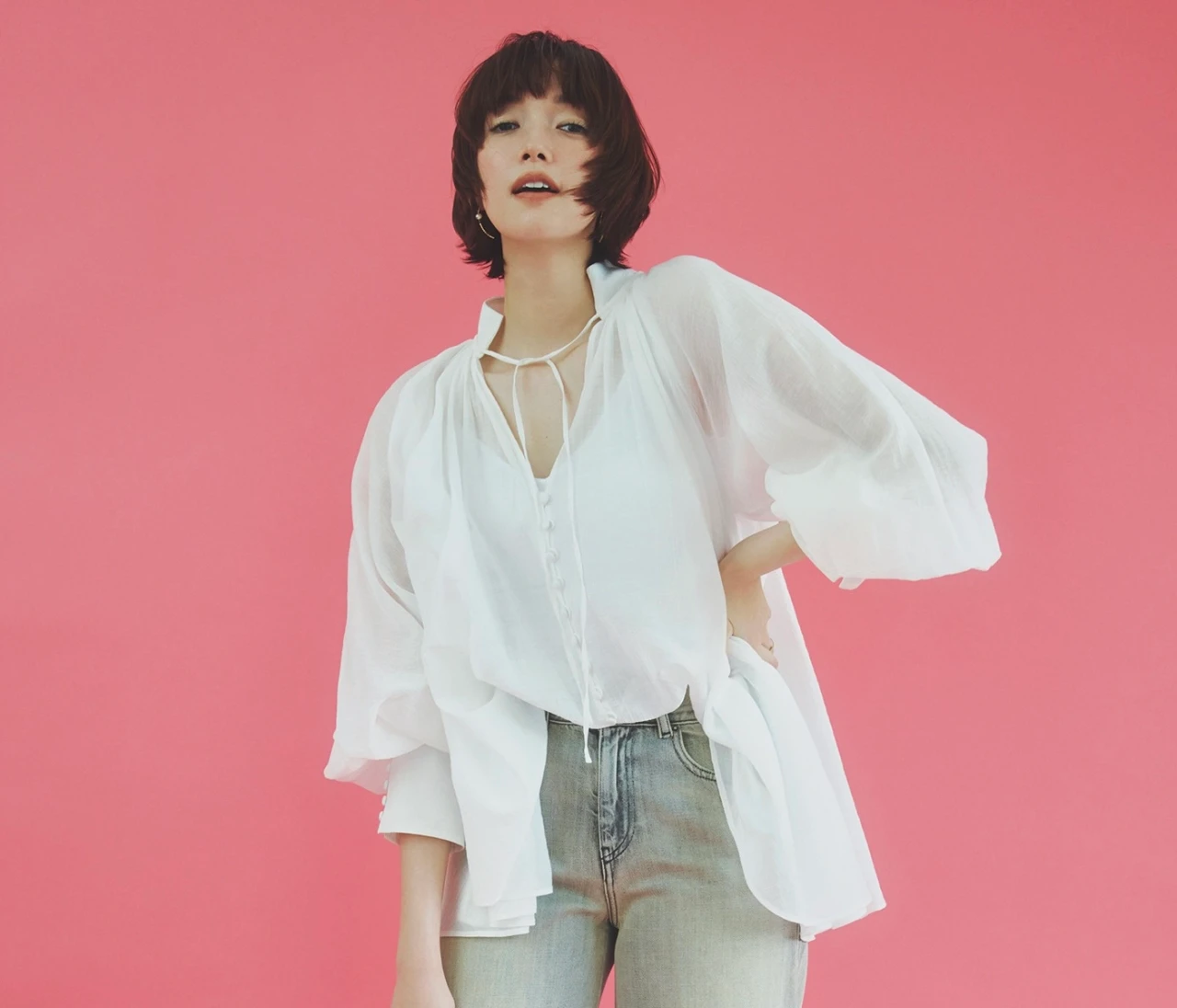 【デニムコーデ】薄くて軽くて柔らかい“メルティデニム”で今っぽく【BAILA今日のコーデ】