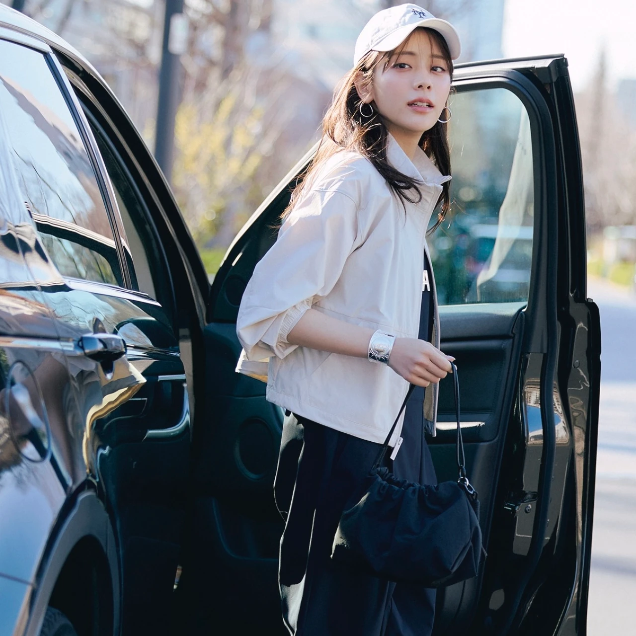 【テック服コーデ】高機能アイテムの力を借りてとびきりアクティブな休日を満喫【BAILA今日のコーデ】