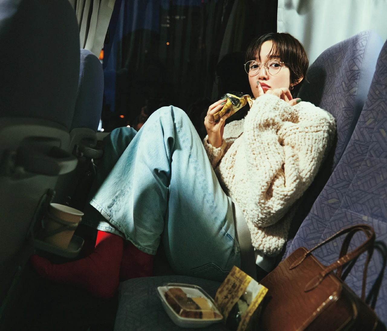 佐藤栞里が話題のグルメを食べまくり！ ウエスト調整ができる【ワイドデニム着回し5コーデ】