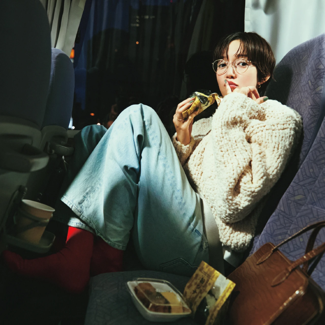 佐藤栞里が話題のグルメを食べまくり！ ウエスト調整ができる【ワイドデニム着回し5コーデ】