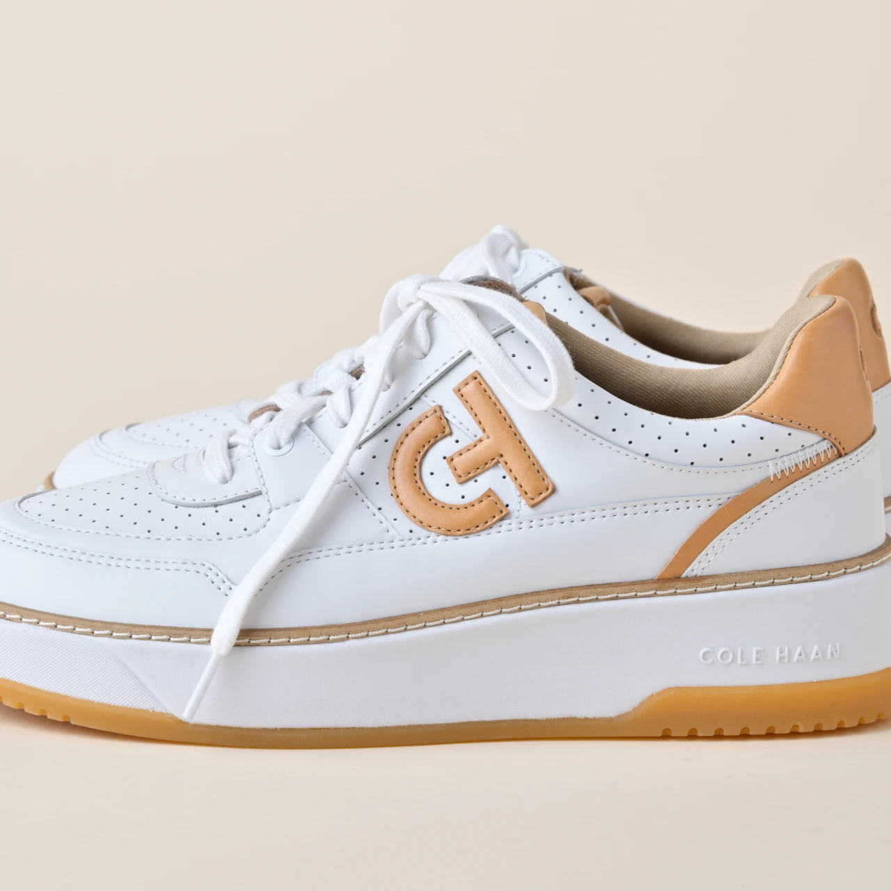 【COLE HAAN(コール ハーン) 白スニーカー】着用レビューも! グランドプロ マックスフィールド スニーカーは、見た目も履き心地も軽やか「きれいめ服に似合う白スニーカー vol.92」