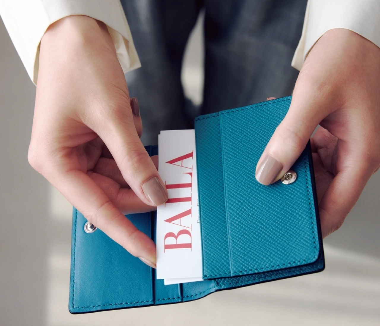 【グレージュのネイルカラー4選】肌なじみの良さと洒落感を両立して第一印象に知性をプラス