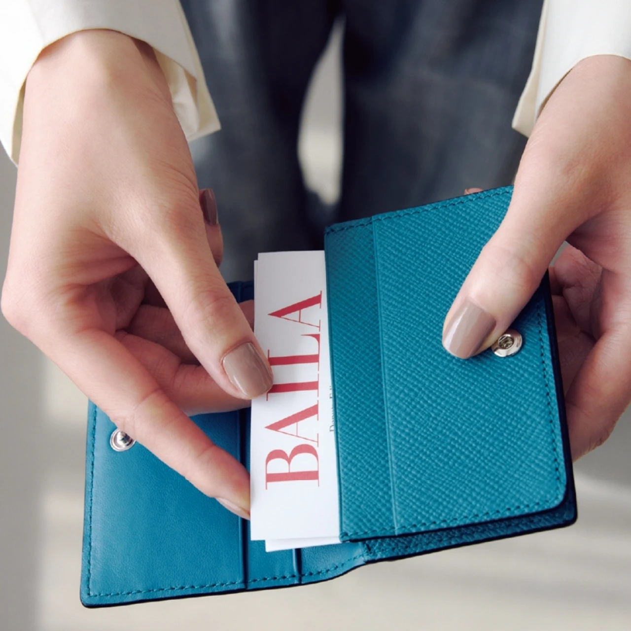 【グレージュのネイルカラー4選】肌なじみの良さと洒落感を両立して第一印象に知性をプラス