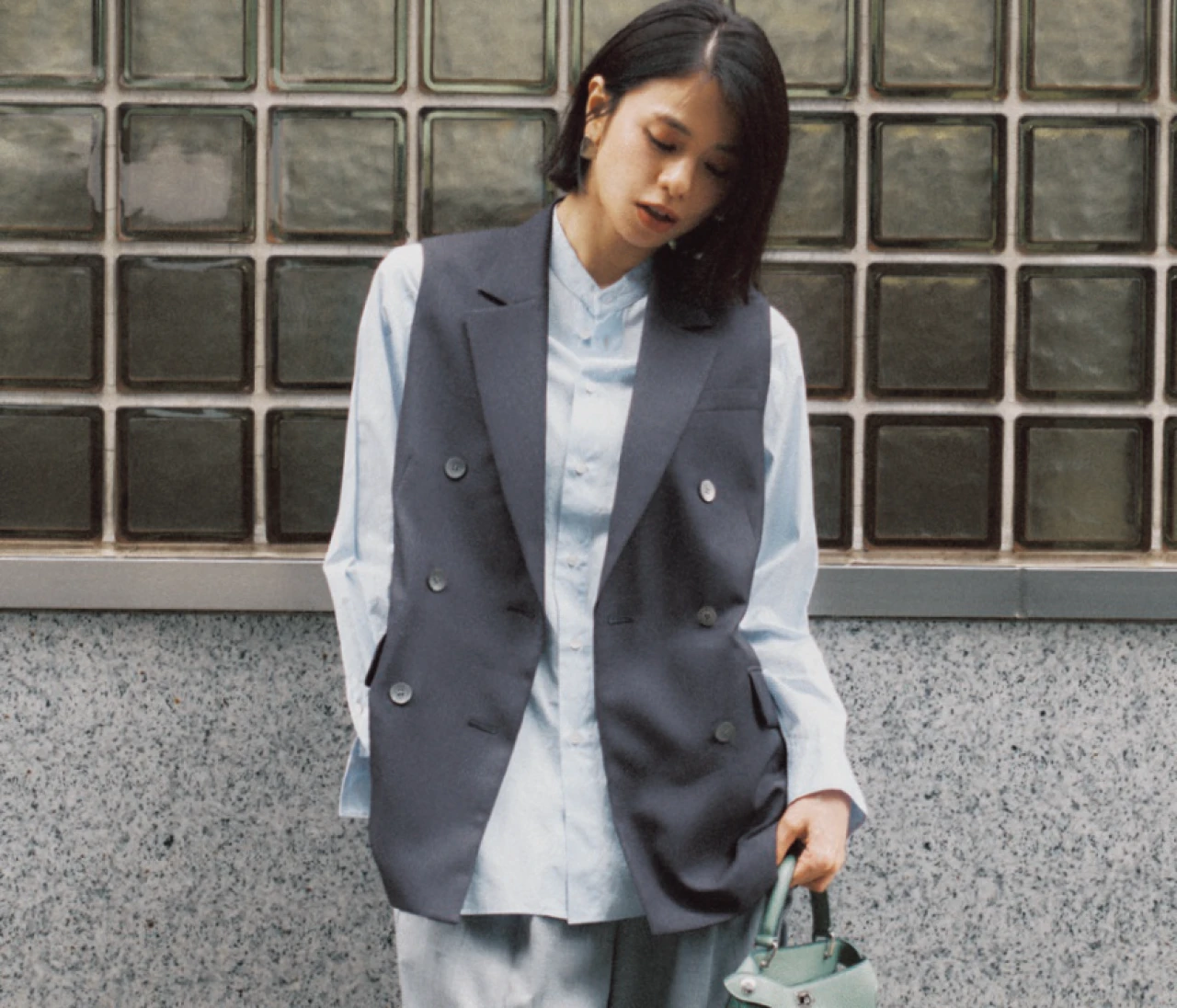 予想最高気温26度/夏の通勤は軽やかなまま奥行きが生まれる涼感ジレに頼る【BAILA今日のコーデ】