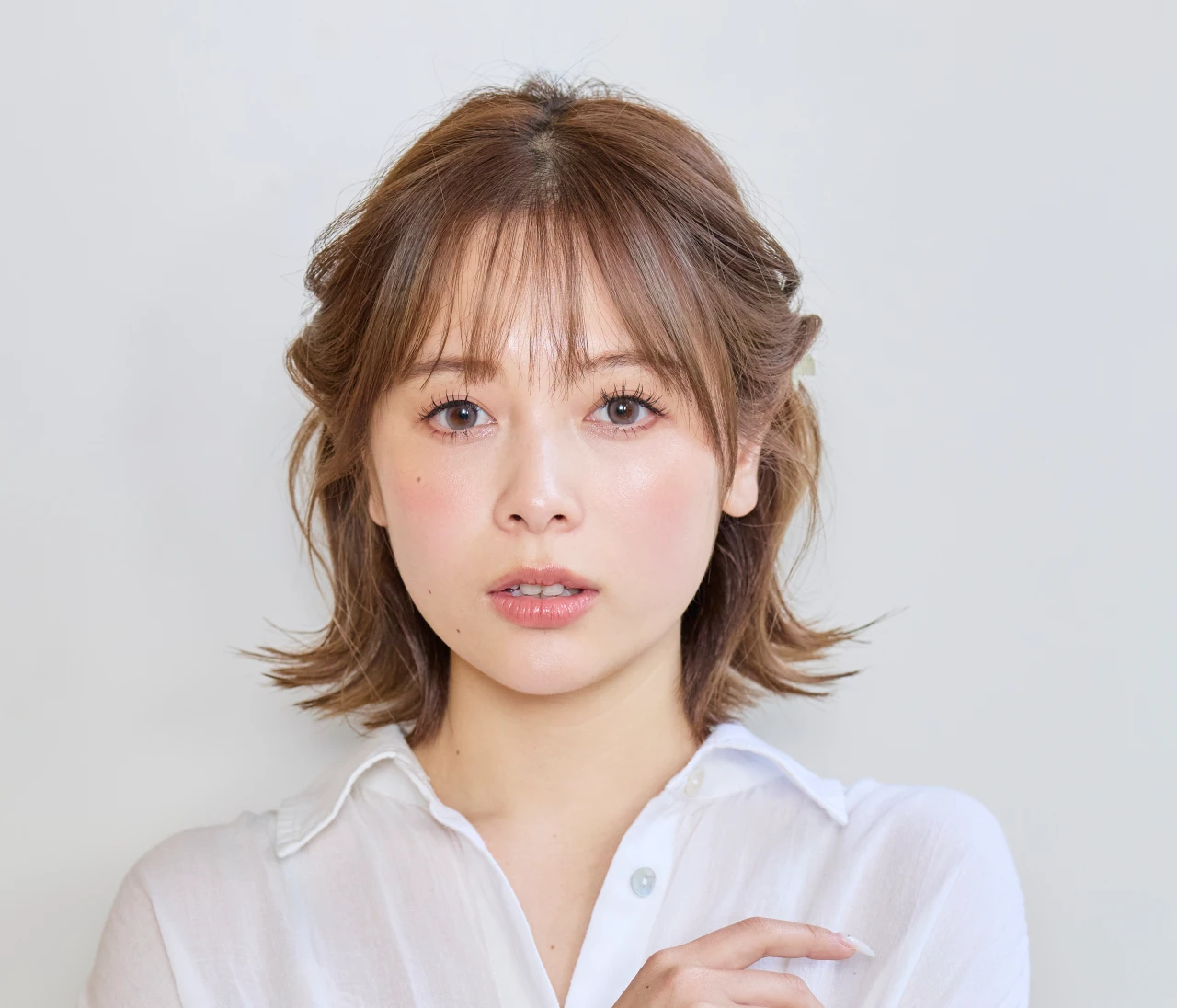 【2026年夏の湿気で髪が広がりにくいヘアアレンジ】ねじって留めるだけ！ 簡単華やぎミディ
