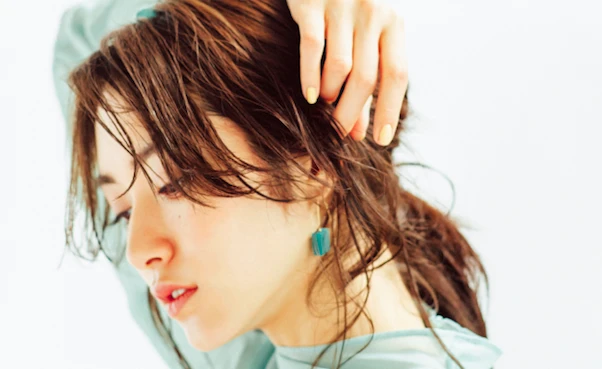 いつもの服がおしゃれ度2割増しになる”濡れヘア”、始めましょ♪【おしゃれな人のウェットヘア①】