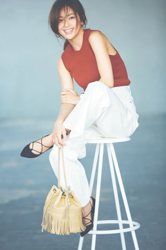 【流行テラコッタVS定番ネイビー】着やせ2大カラーの配色レッスン