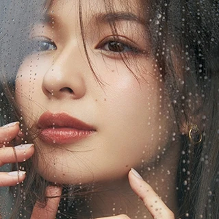 雨の日は【透けベージュアイシャドウ】×【赤みレスリップ&チーク】の引き算メイク