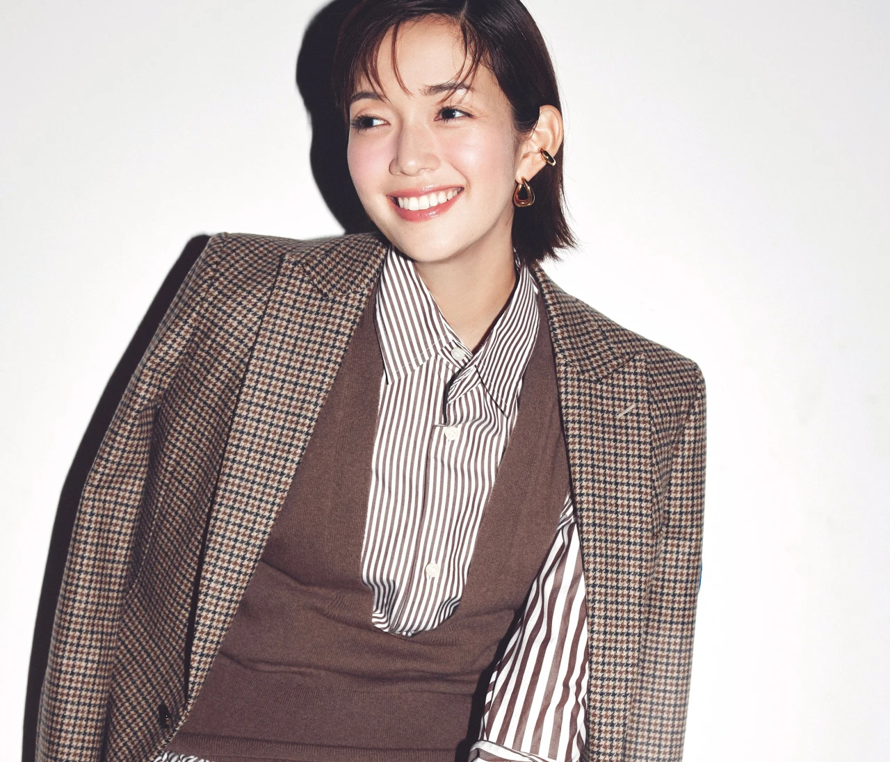 【テクニックいらず！ブラウンコーデ】柄と素材のかけ合わせで渋めブラウンをキャッチーに楽しむ【BAILA今日のコーデ】