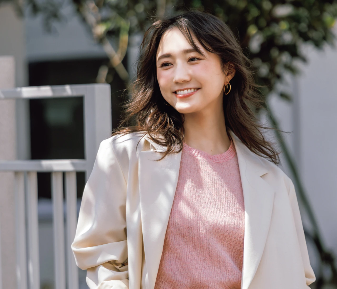 【洒落見えオフィス服着回し】 鈴木友菜が着る“好印象な白”の6月コーデ6選