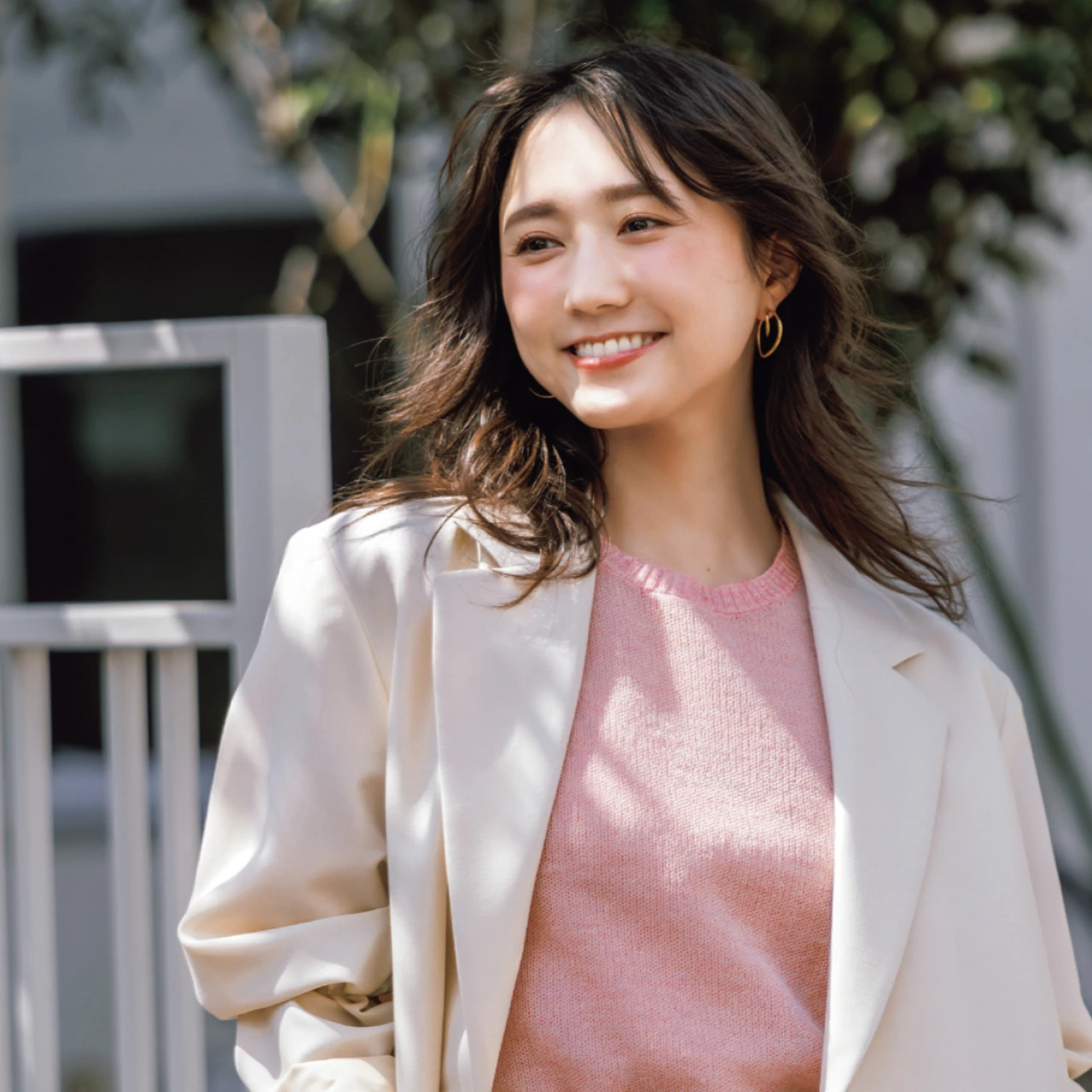 【洒落見えオフィス服着回し】 鈴木友菜が着る“好印象な白”の6月コーデ6選