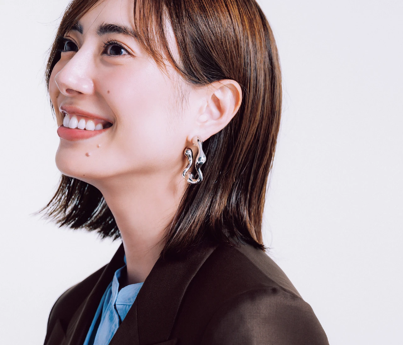 【登壇服とは？】登壇シーンでつけないほうがいいアクセって？人前に立つとき好感度を上げるピアス2種