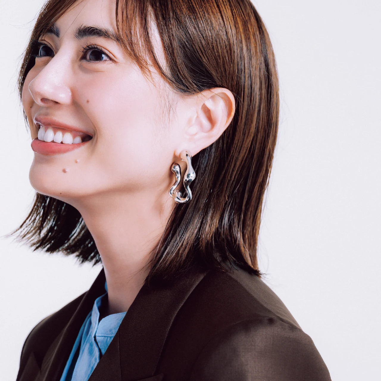 【登壇服とは?】登壇シーンでつけないほうがいいアクセって?人前に立つとき好感度を上げるピアス2種