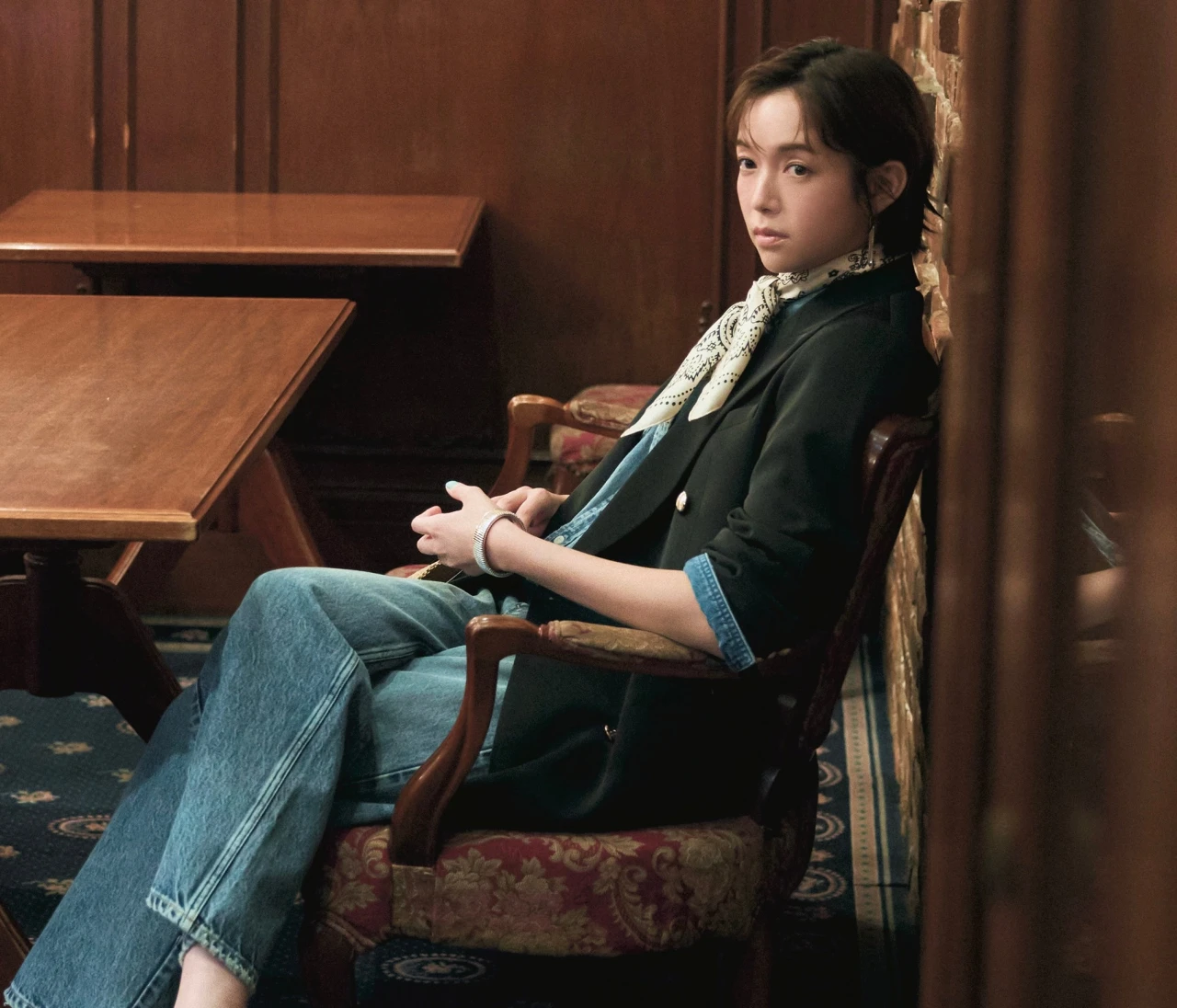 【デニム×白シューズコーデ】清楚な白を味方につけた気さくなデニムスタイル【BAILA今日のコーデ】