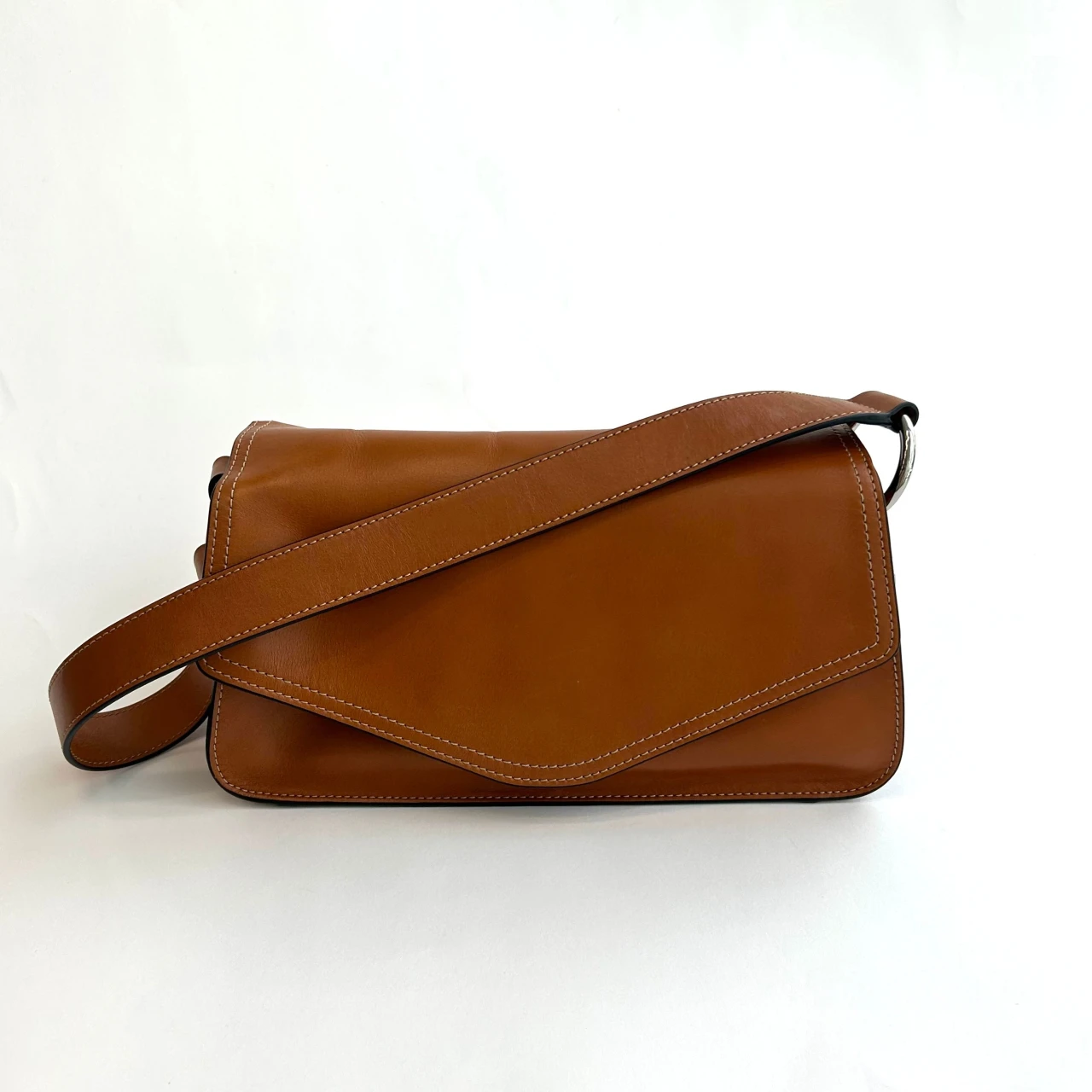 見た目以上の実力派! 「TOUT Y EST(トゥティエ)」の横長バッグが最高♡ 【エディターズピック】