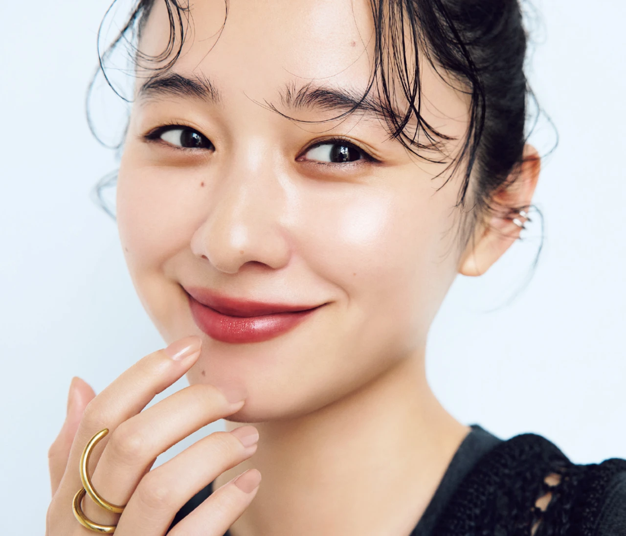 【夏の最新キラキラリップメイク】堀田真由さんがお手本! 下唇の真ん中にきらめきを小さくのせて今っぽく