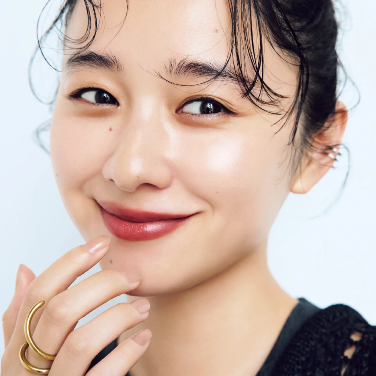 【夏の最新キラキラリップメイク】堀田真由さんがお手本！ 下唇の真ん中にきらめきを小さくのせて今っぽく