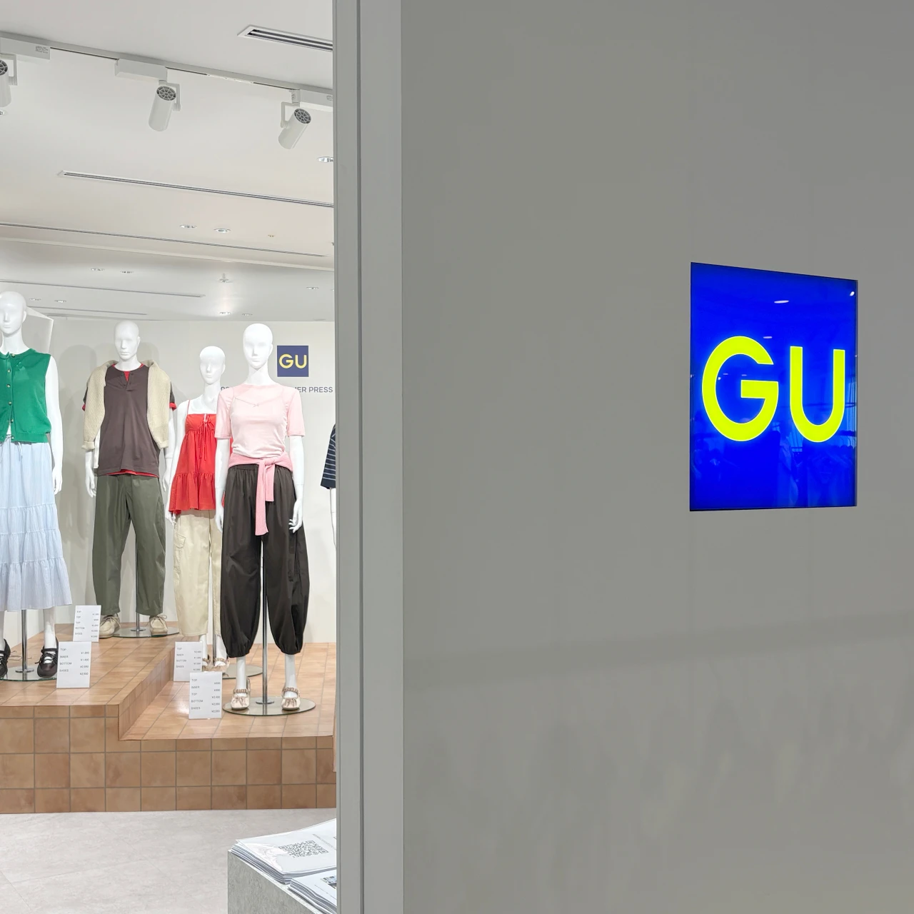 【GU（ジーユー）】2026年春夏コレクション展示会レポ！バレルレッグパンツやソフトシアーTなど、定番ヒットアイテムもさらにパワーアップして新登場！