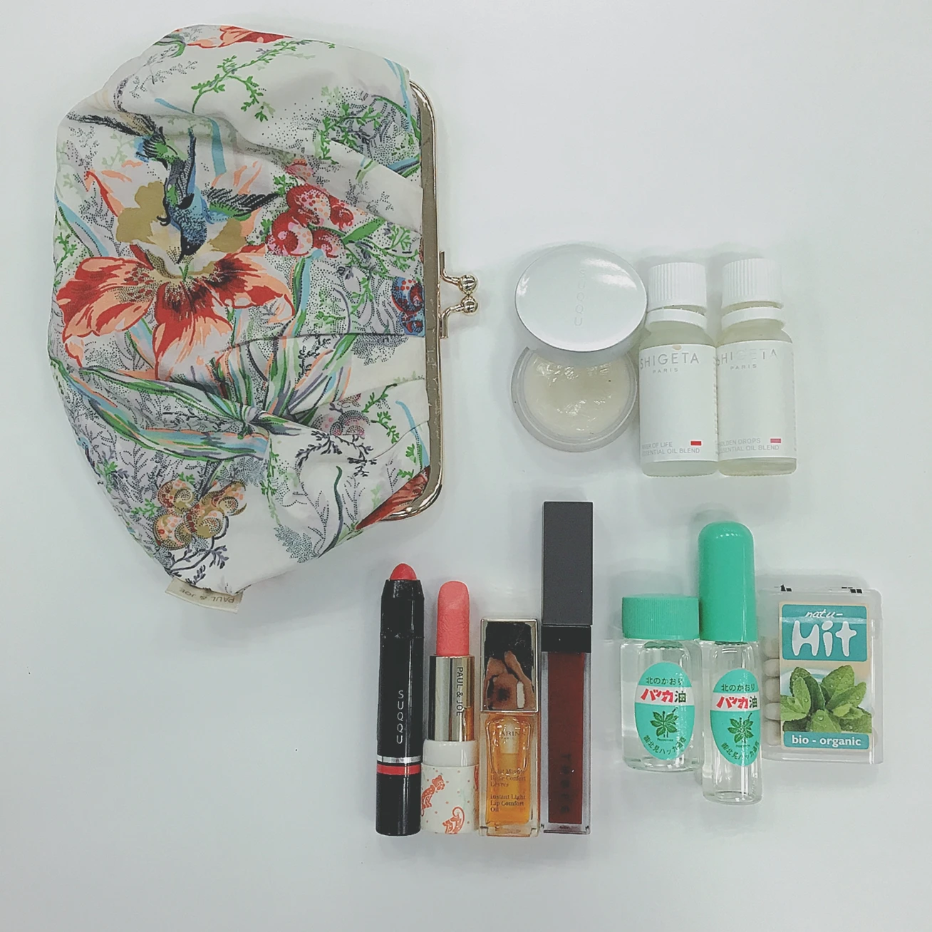 ポーチの中身、周囲から一目置かれるお役立ちアイテム!【BAILAスタッフ編】