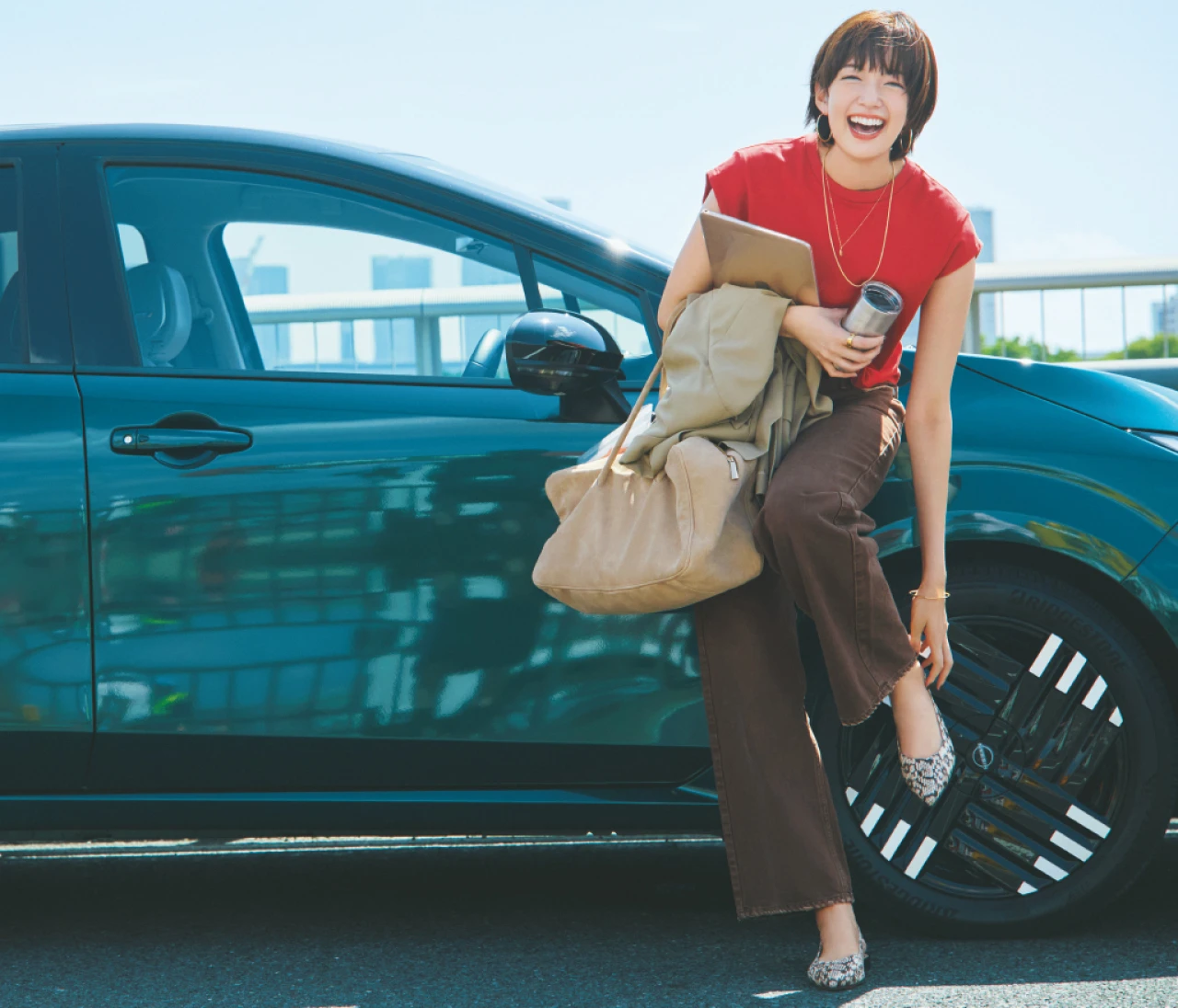 忙しい大人の通勤は、動きやすくて今っぽいデニムと日産「ノート オーラ e-POWER」で軽快に
