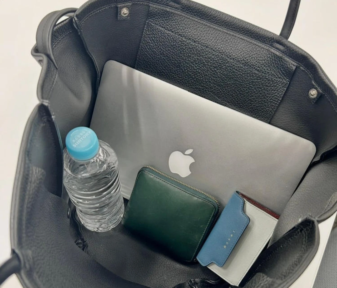 ペットボトルもPCも余裕で入る! 通勤トートバッグの最適解を『MARROW』で発見