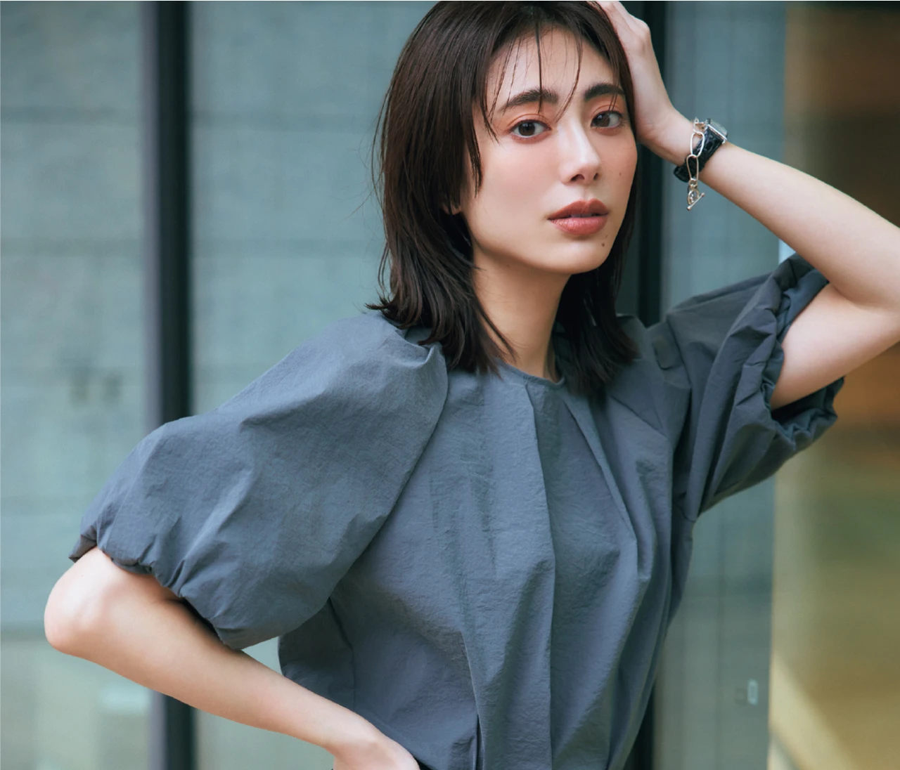 汗ばむ夏でもひんやり快適！「プラステ」のパフスリーブブラウス【働く30代に最高のオフィス服】