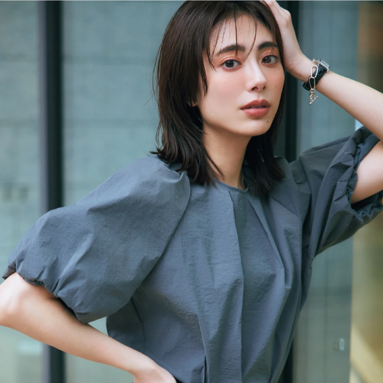 汗ばむ夏でもひんやり快適!「プラステ」のパフスリーブブラウス【働く30代に最高のオフィス服】