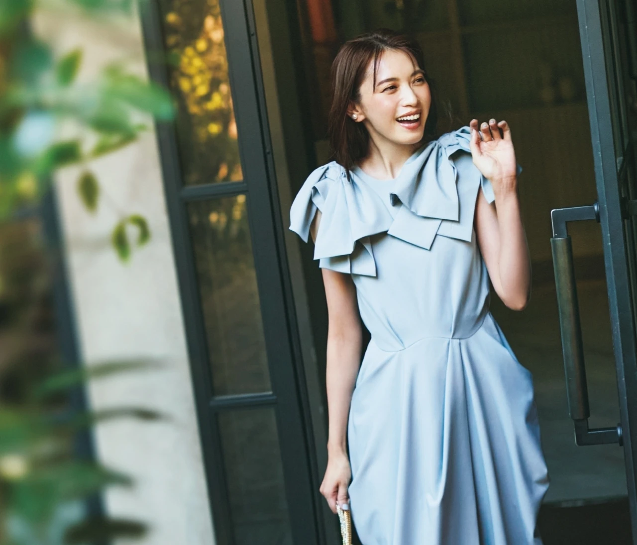 【2万円台の結婚式お呼ばれ服】集合写真オール黒を救う大人の「カラードレス」はモードな形が正解！