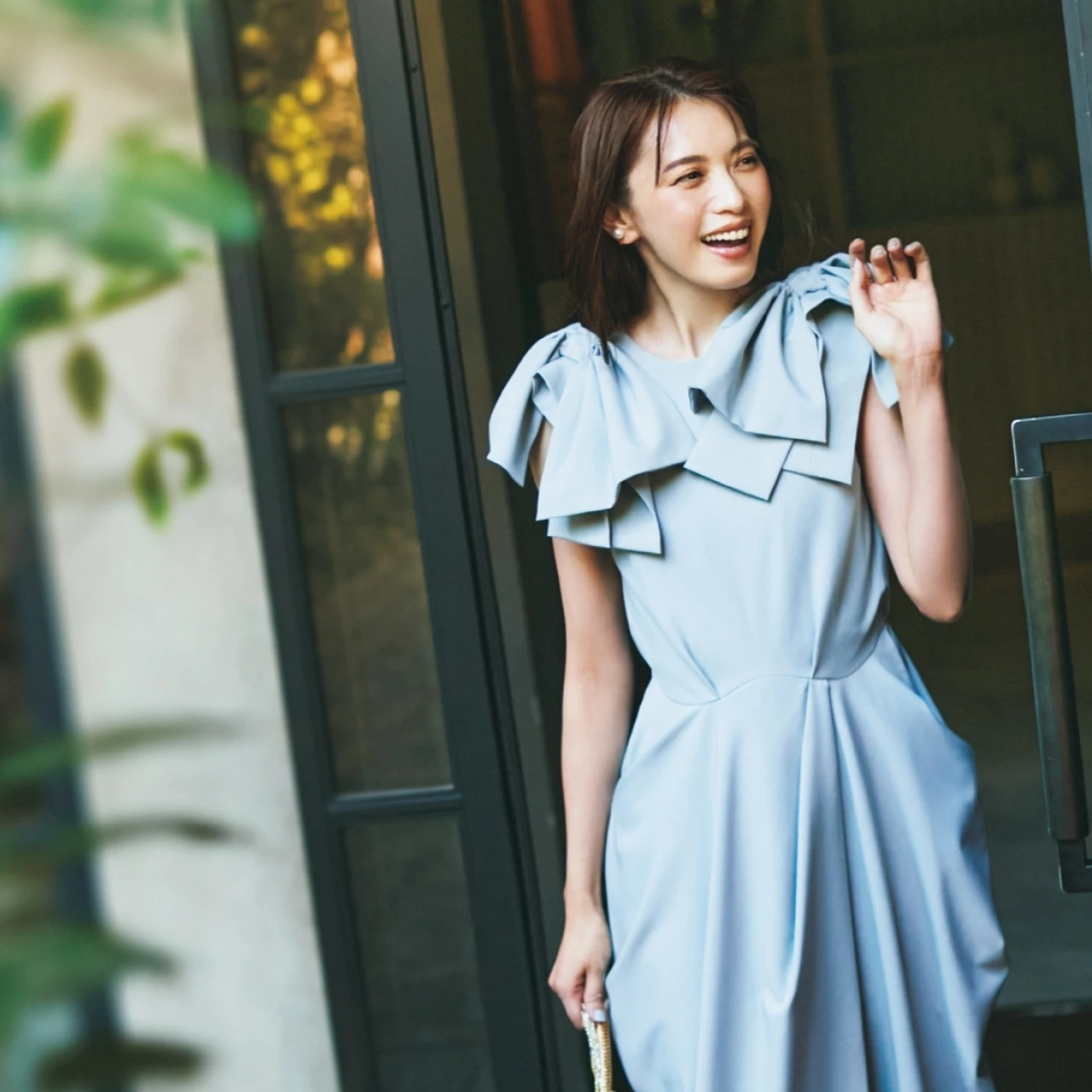 【2万円台の結婚式お呼ばれ服】集合写真オール黒を救う大人の「カラードレス」はモードな形が正解！