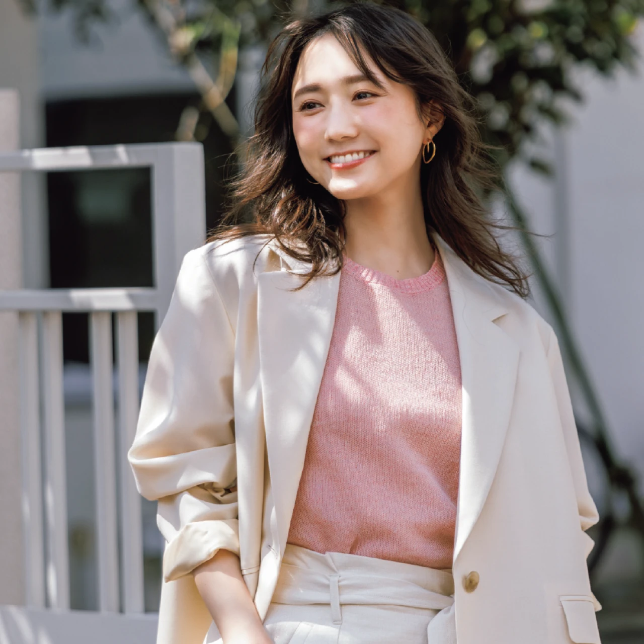 予想最高気温30度/週のスタートは白のワントーンにピンクを効かせて【BAILA今日のコーデ】