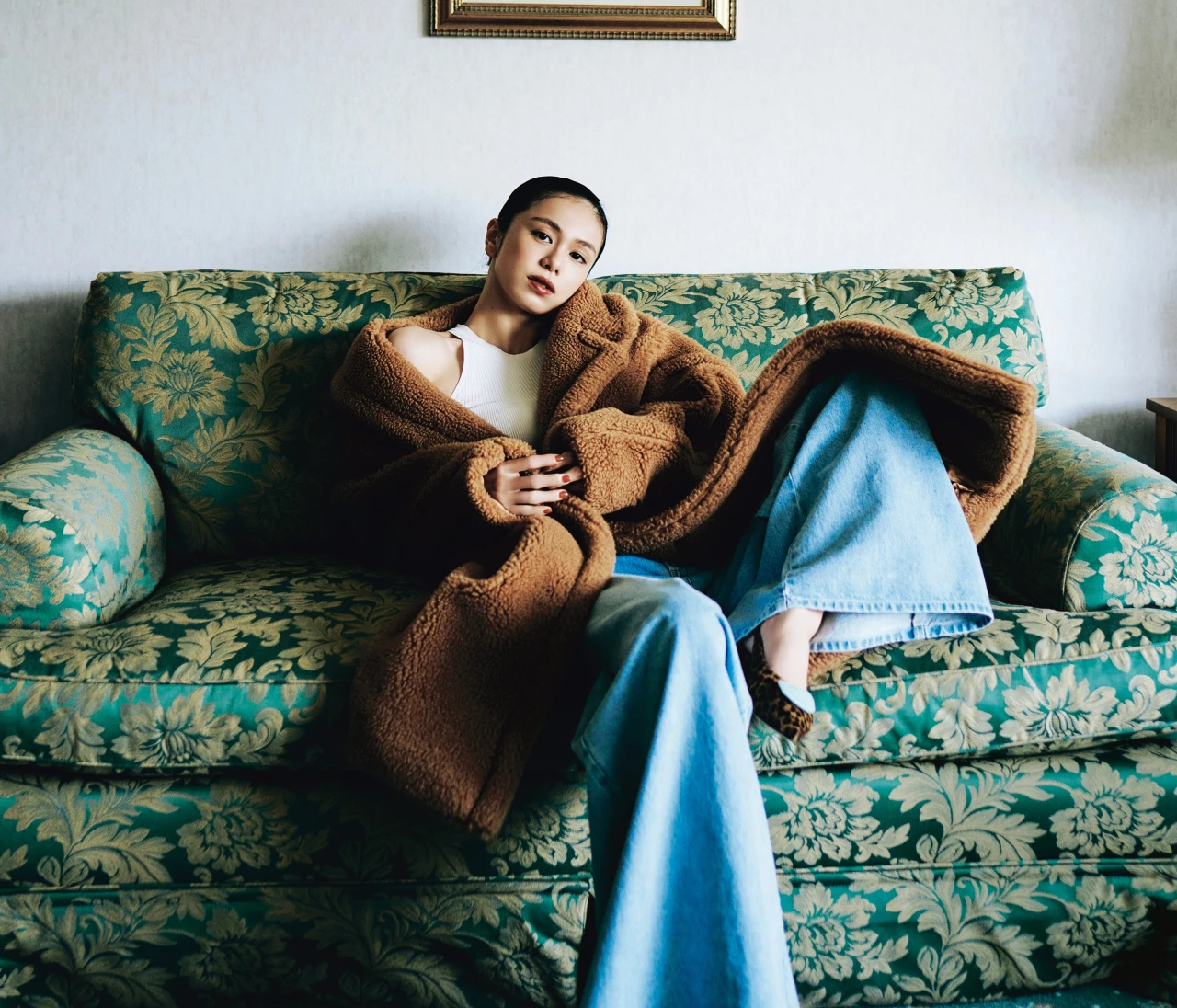 予想最高気温25℃／憧れの“テディベア コート”主役にワンランク上のカジュアルスタイル【BAILA今日のコーデ】