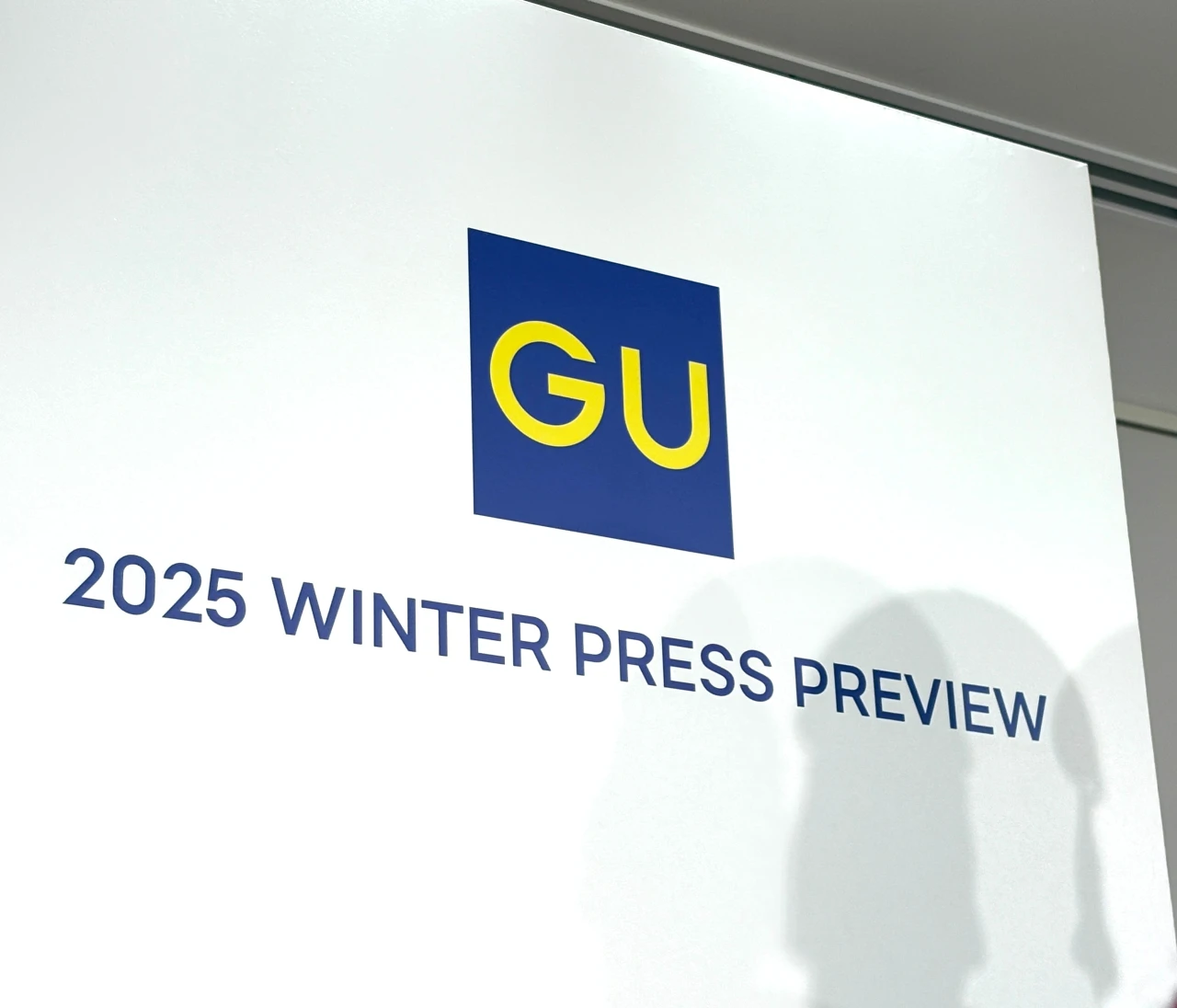 【GU（ジーユー）】2025年秋冬展示会！空港、オフィス、女子会…ニットからアウターまで、各シーンで使えるイマドキアイテムを試着レビューします！
