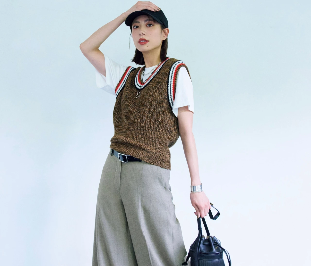 予想最高気温30℃／スーパーワイドなパンツを白Tとベストでさらっとラフな印象に【BAILA今日のコーデ】