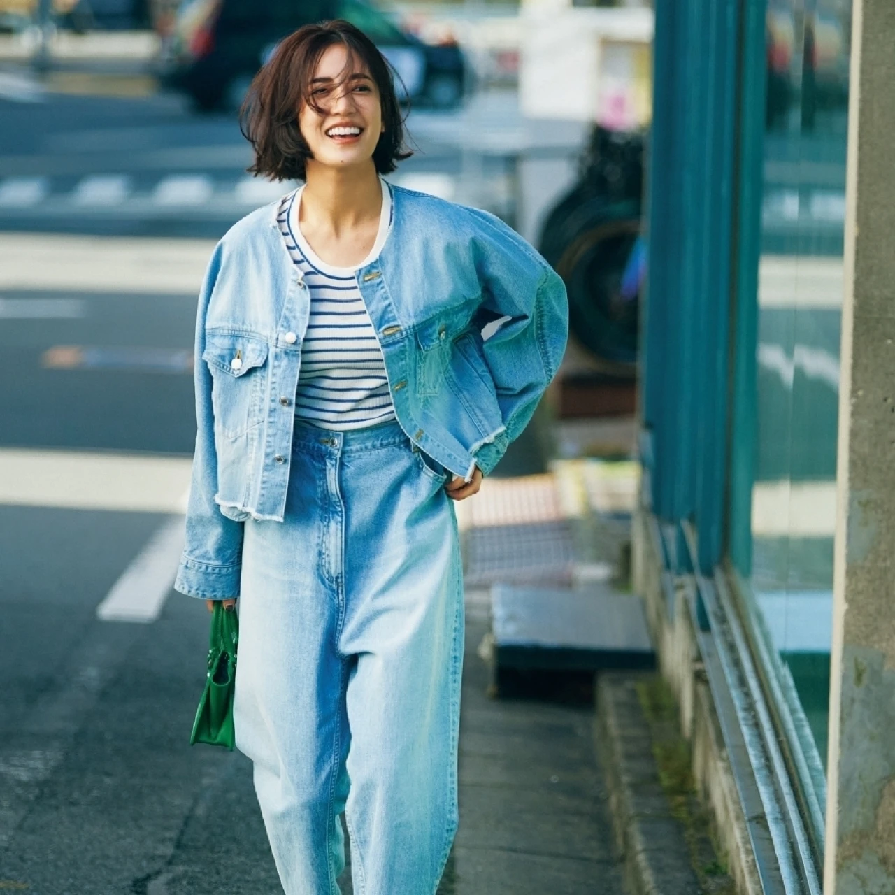 【女友達と会う日のおしゃれジャケット】デニムジャケットは大人仕様のノーカラーが新しい選択肢！