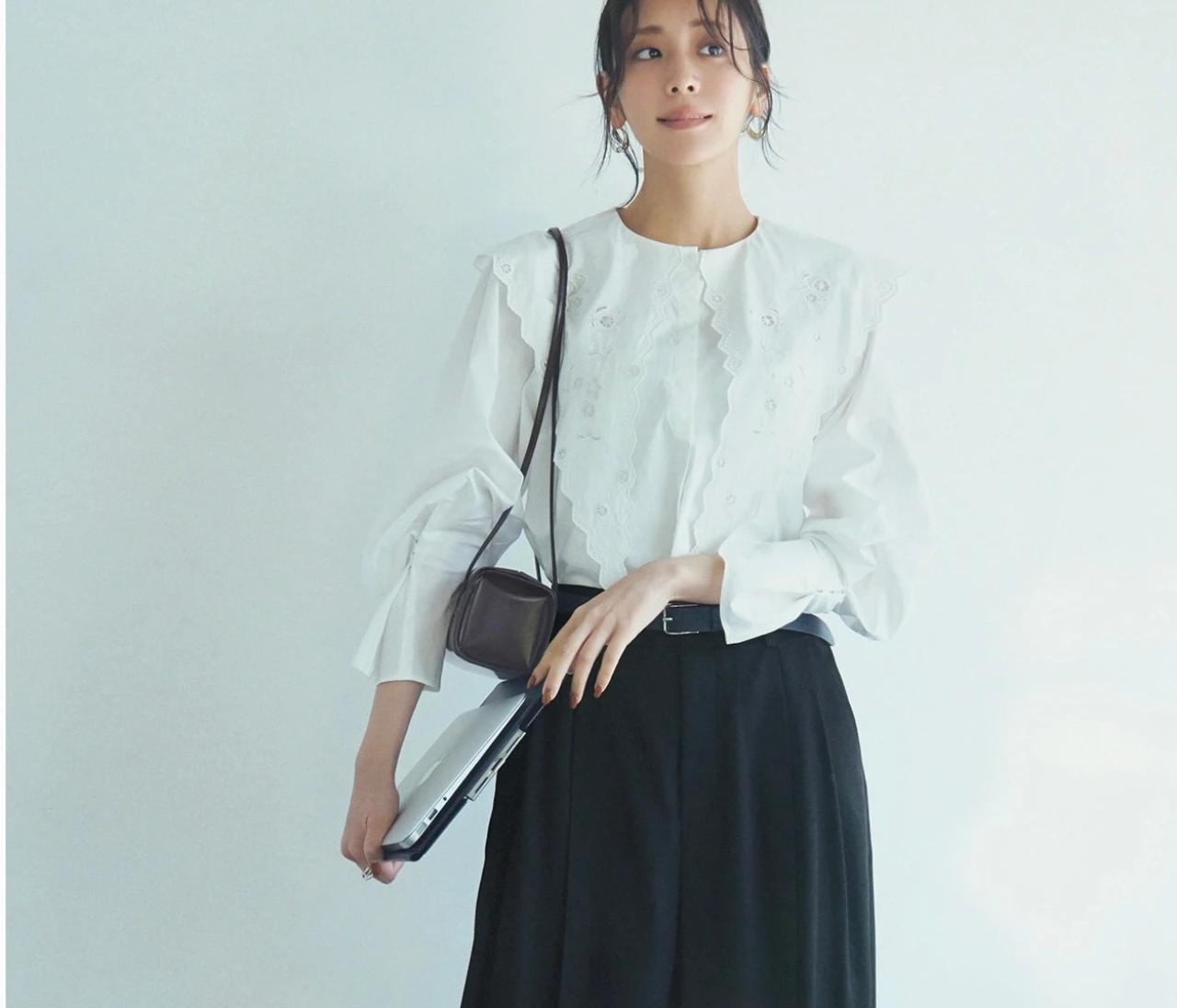 2026最旬【スラックスコーデ】辛口パンツは甘めブラウス合わせでこなれ感倍増【BAILA今日のコーデ】