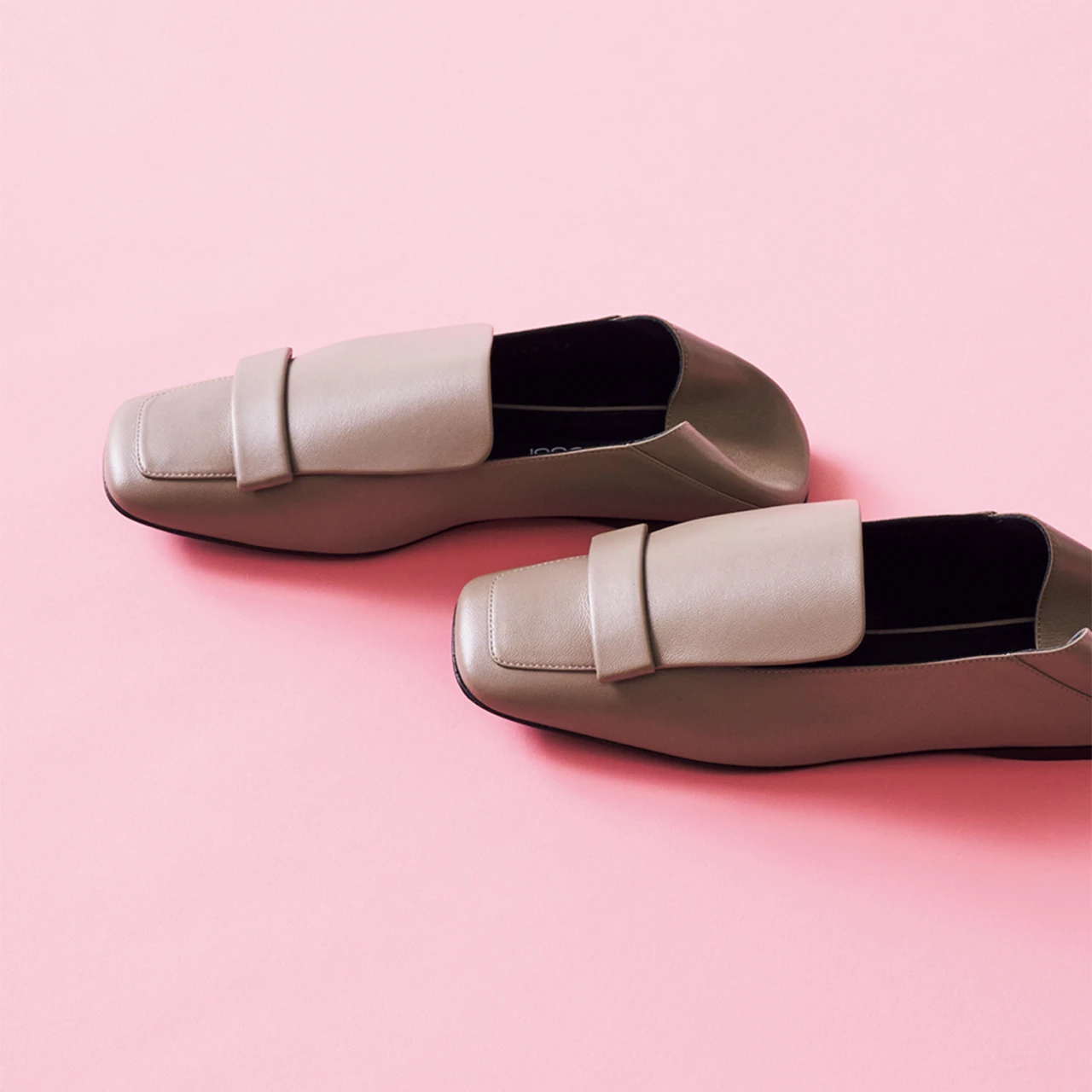 2025年は足もとからおしゃれに! ロジェ ヴィヴィエ、セルジオ ロッシの新作シューズで気分を盛り上げて