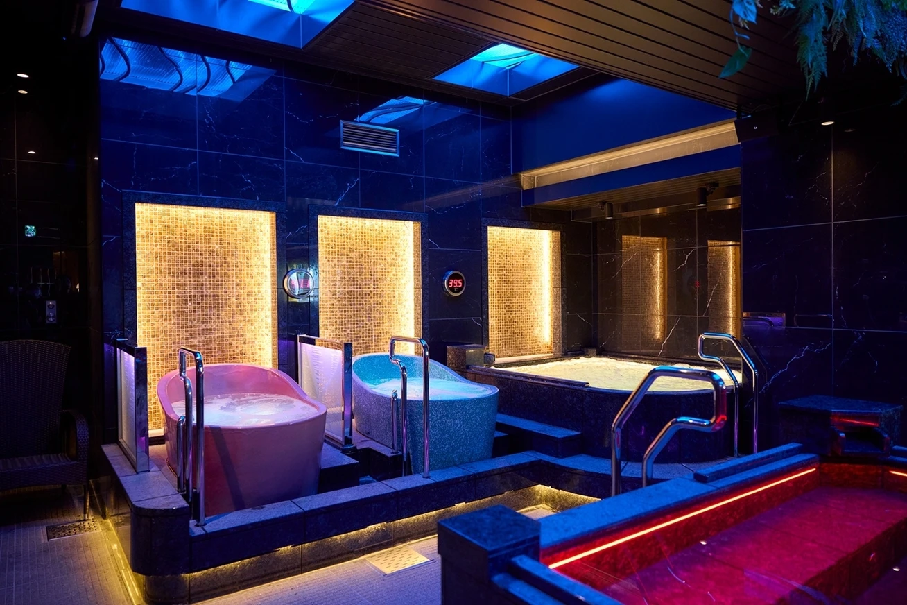 赤や青でライトアップされたお風呂ゾーン