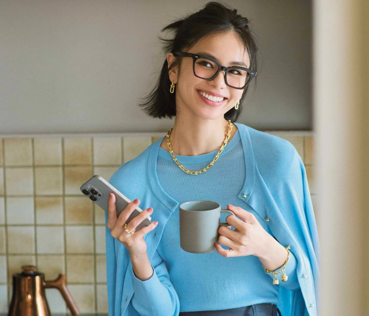 【名品ジュエリーコーデ】存在感抜群のジュエリーが、フレッシュな日常を連れてくる【BAILA今日のコーデ】