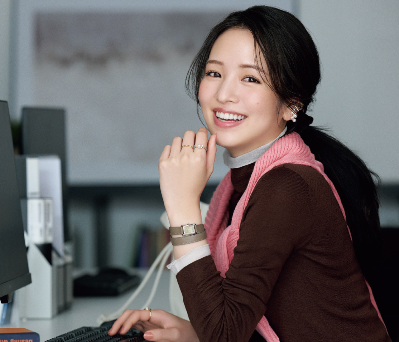 【横田真悠が登場】働く大人の「レザーベルトウォッチ」3選｜シチズン、ハミルトンなどオフィススタイルを格上げする腕時計