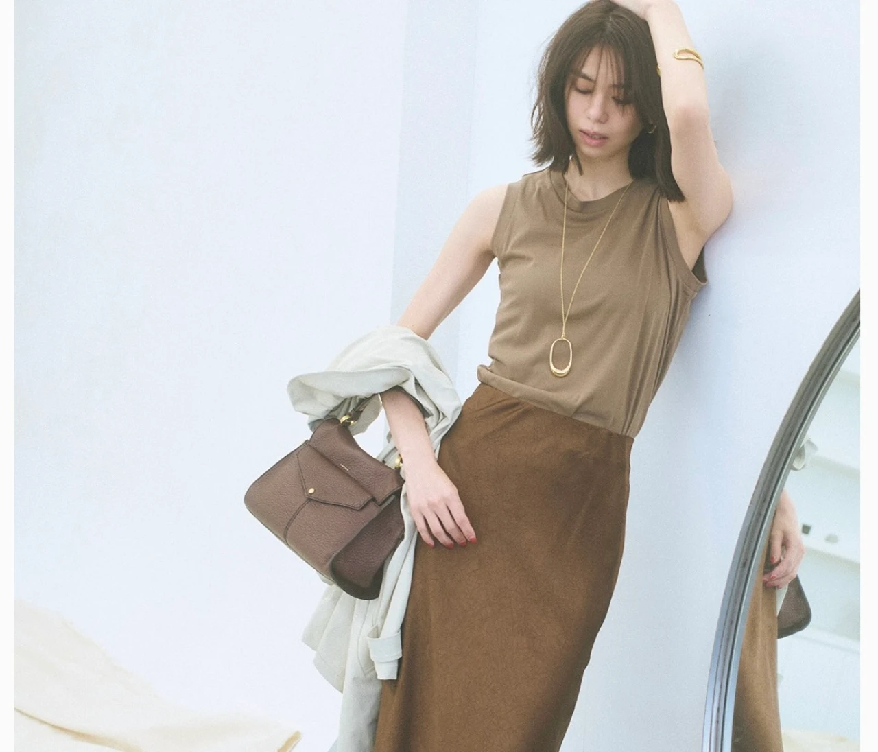 【コスパ服コーデ】型押しレザーバッグでリッチな品格を【BAILA今日のコーデ】