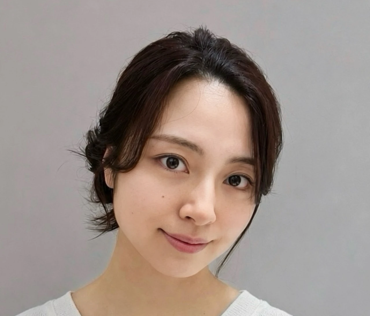 【2026年暑さ対策の涼し気ヘアアレンジ】出社日にもおすすめ！上品なこなれシニヨン