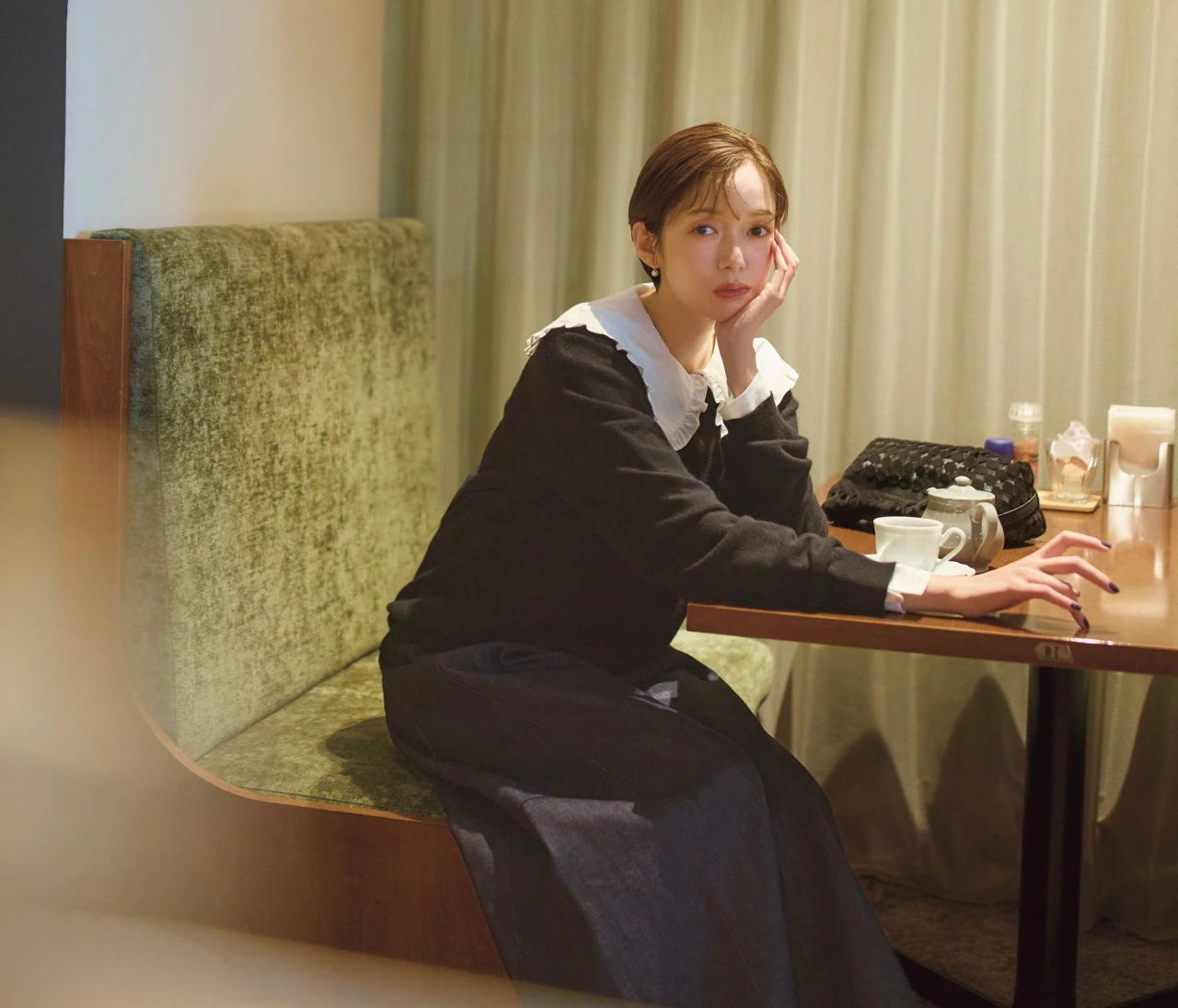 【ニット＆ブラウスコーデ】ときめき重視の甘ブラウスをシック色のニットで中和【BAILA今日のコーデ】