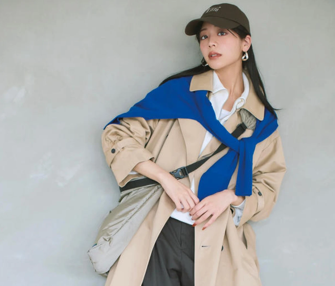 【きれいめスウェットコーデ】襟つきニット感覚で着られるハーフジップが大人の正解【BAILA今日のコーデ】