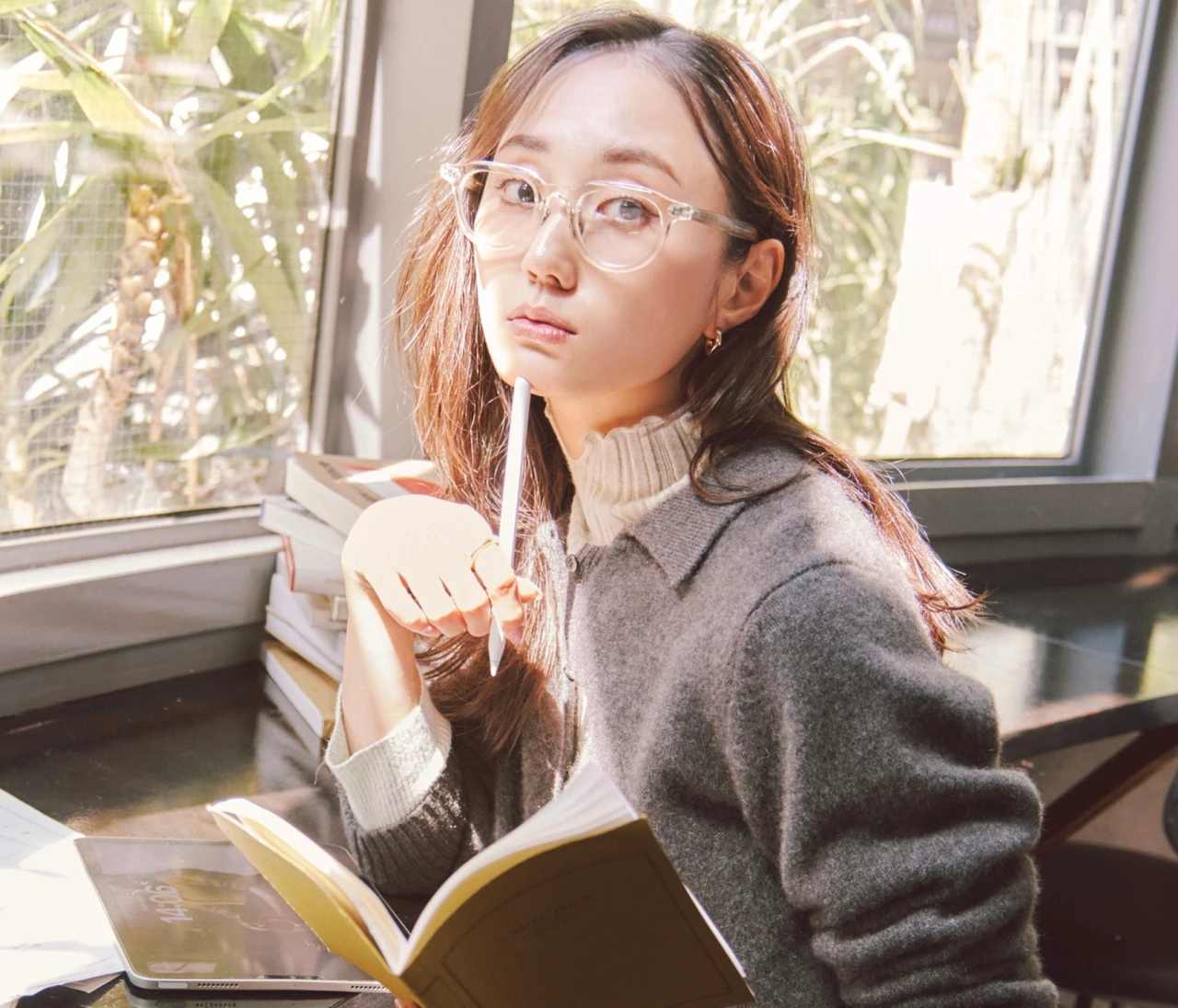 予想最高気温29℃/トップスのレイヤードで立体的な盛り上げを意識【BAILA今日のコーデ】