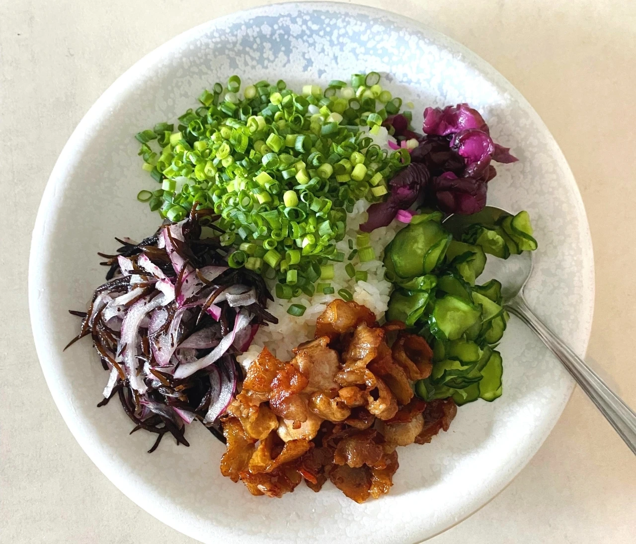 【長谷川あかりのご自愛ごはん】のせるだけ！かんたん丼レシピ5選！鯖キムチ丼、鶏ひき肉のあんかけ丼など。忙しい毎日のお助けメニューに