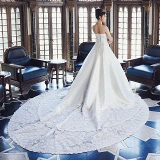 クラシックホテルで映える、華やかボリュームドレスは正統派の美しさ