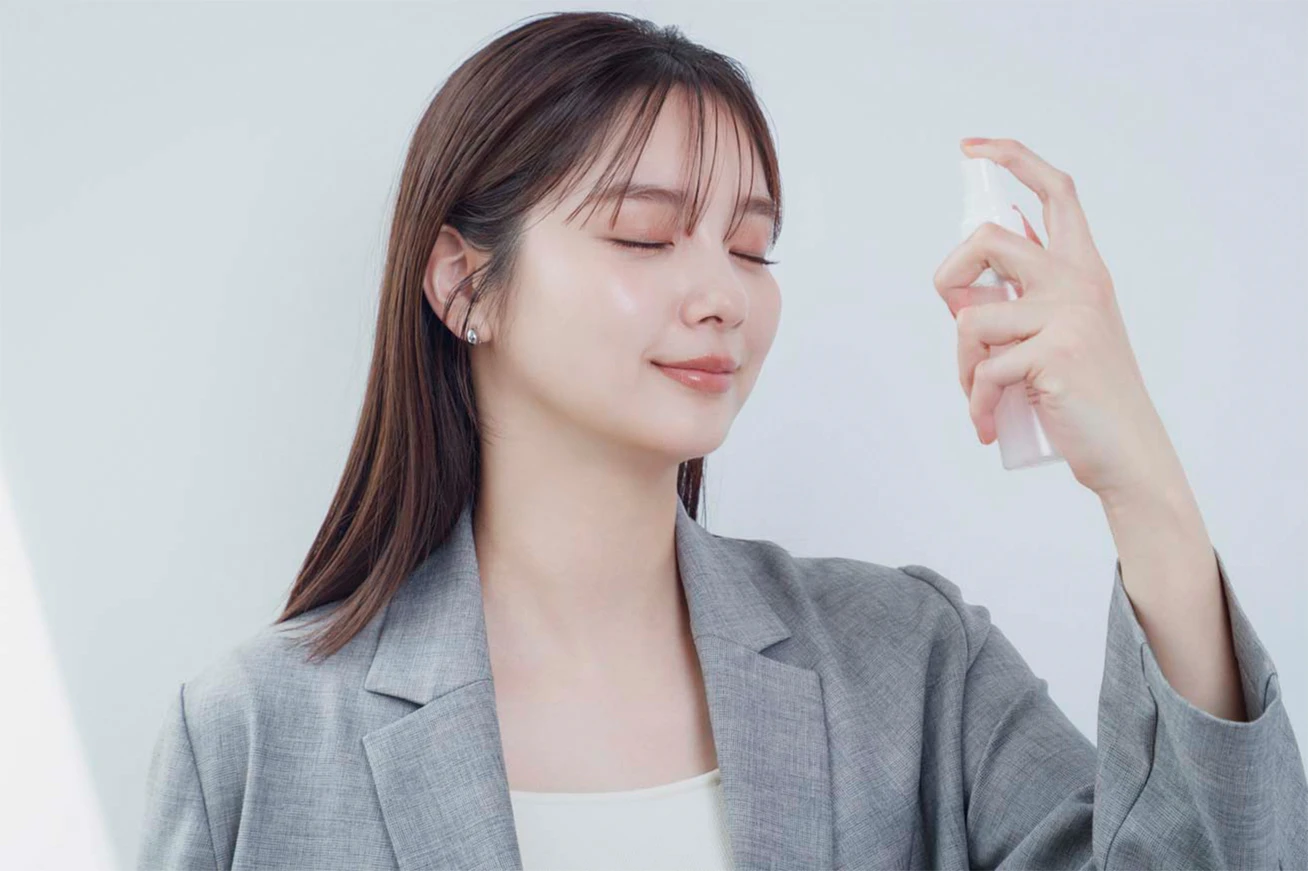 新川優愛　メイクの上からシュッ。オフィスで手軽にお疲れリセット