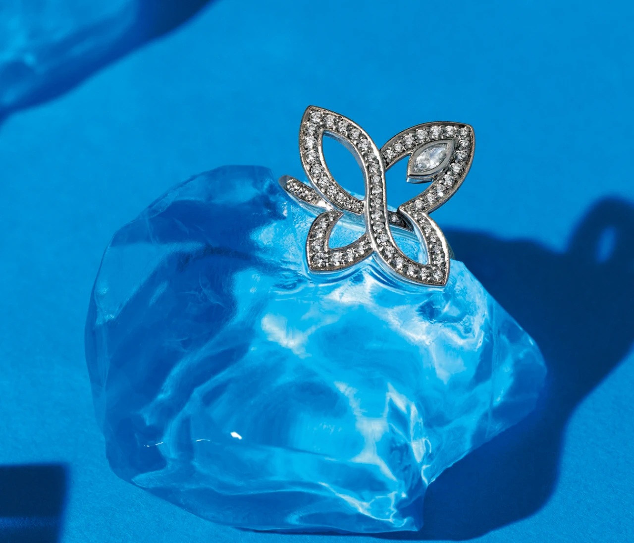 ハリー・ウィンストン、まばゆい輝きをまとった優美なモチーフの「インフィニット・リリークラスター」【BAILA BUZZ vol.30】